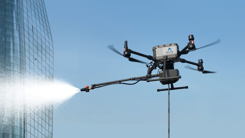 Dron Aero Wash limpiando edificio